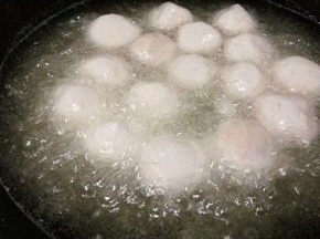 油稍微多一点，7成8热的时候，下毛芋丸子，先不要动它，等表面定型以后，用筷子慢慢翻，