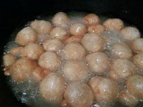 炸至两面金黄就可以出锅了，