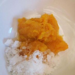  南瓜泥和白糖拌匀