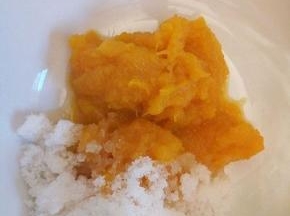  南瓜泥和白糖拌匀