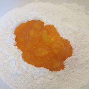  放入糯米粉一起，