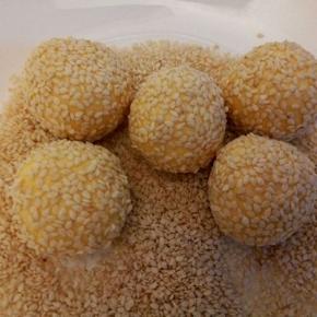 裹上芝麻（最好全部裹好再炸，这样炸的时候不至于太慌乱）