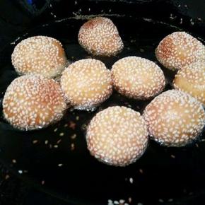 锅中倒入油，油温五成热，放南瓜球小火慢慢炸，用勺子轻轻压一下南瓜球，炸的过程中，它会慢慢变大，浮起，炸至金黄色即可。