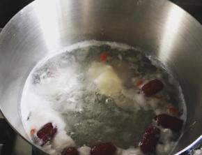 打入一个鸡蛋，加入枸杞