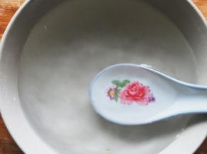 放入100g清水搅拌均匀，然后倒入剩余300g水搅拌均匀，放入锅内煮沸