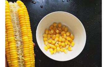 然后如图先剥一条，这样子就能很轻松地剥下玉米粒了~