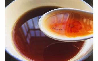 碗内倒入比鸡蛋多1到1.5倍的温水，加入两勺红糖搅拌均匀