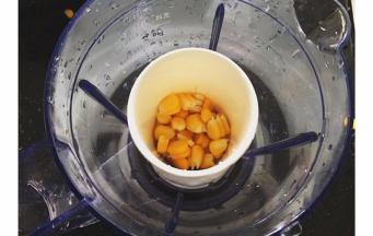 接着倒入料理机内，喜欢细腻的可以加个滤网将玉米粒放在滤网内~