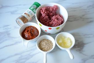 准备做牛肉酱的材料，牛肉洗干净剁成肉泥，蒜压成泥。