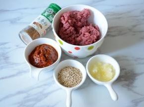 准备做牛肉酱的材料，牛肉洗干净剁成肉泥，蒜压成泥。