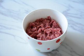 牛肉里面加入适量的五香粉腌制半小时。