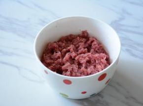 牛肉里面加入适量的五香粉腌制半小时。