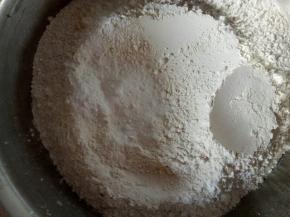面粉加入泡打粉拌匀