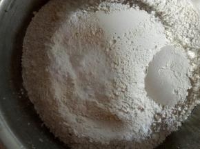 面粉加入泡打粉拌匀
