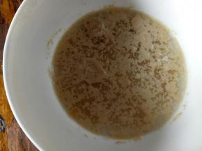 酵母用清水调开