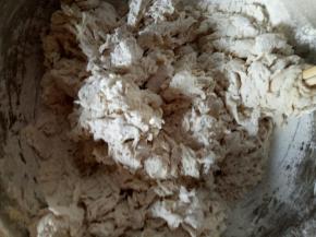 和清水一起加入到面粉中，搅拌成絮状