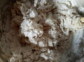和清水一起加入到面粉中，搅拌成絮状