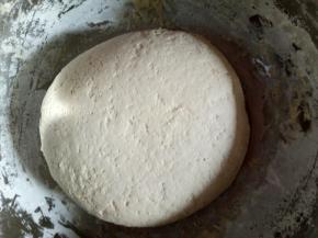 揉成面团，用保鲜膜盖住，醒发30分钟(冬天放至温暖地方，发酵时间适当延长)