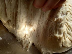 醒发好的面团，用手扒开，呈现蜂窝状