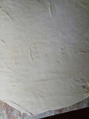 把面团揉匀，擀成薄圆面片