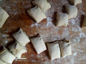 延一边卷起后，用刀切成窄的小剂子