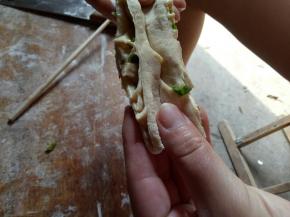 用手握住两边拉长