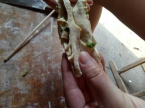 用手握住两边拉长