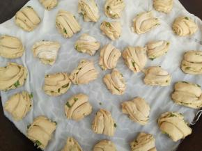 把做好的花卷放在铺上湿蒸布的蒸屉上。冷水入锅，水开后再蒸12分钟即可