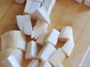 杏鲍菇切成小长条。