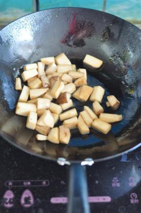 用油煸炒软。