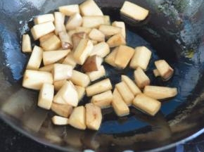 用油煸炒软。