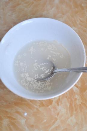 酵母用温水化开，静置3分钟。