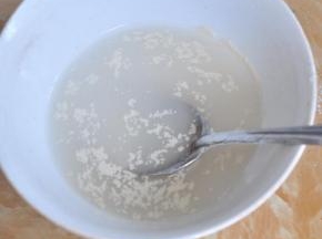 酵母用温水化开，静置3分钟。