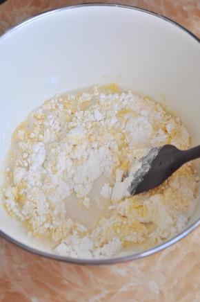 粘米粉，面米，玉米面倒入容器中，加入酵母水。
