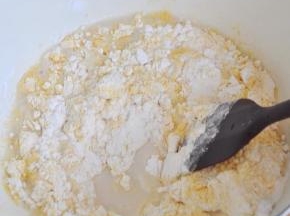 粘米粉，面米，玉米面倒入容器中，加入酵母水。