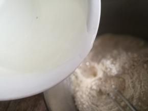 面粉用70度热水，搅拌和成面团。