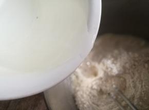 面粉用70度热水，搅拌和成面团。