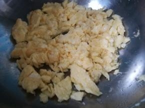 鸡蛋打入碗里，打散，用炒锅炒成鸡蛋块。放量备用。