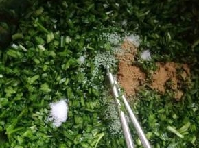 再加入盐，十三香，鸡精拌匀。