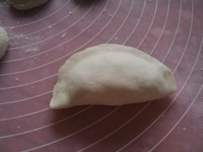 两手捏紧边缘。
