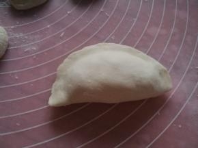 两手捏紧边缘。