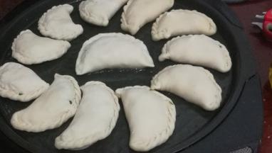 电饼铛里，刷一层油，放入韭菜盒子，加热至两面金黄，即可。  