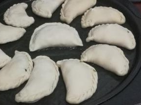 电饼铛里，刷一层油，放入韭菜盒子，加热至两面金黄，即可。  