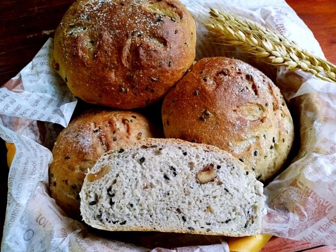 黑芝麻核桃仁全麦面包