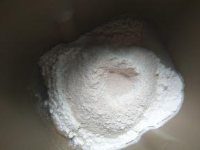 先放鸡蛋液、冰水，细砂糖和盐对角分开放，再放高筋面粉、全麦粉和酵母 