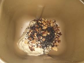 把黑芝麻和核桃仁倒入，再次启动揉面程序，揉2分钟