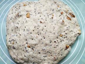 把面团按压排气