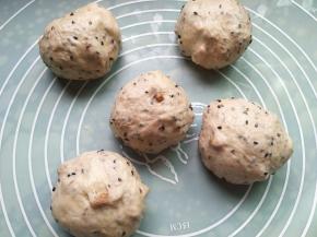 平均分成5份，盖保鲜膜醒10分钟