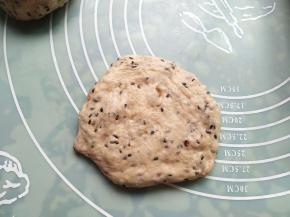 再次取一个面团按压排气，然后滚圆