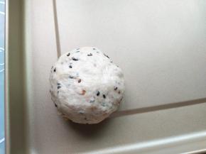 滚圆的面团放烤盘上